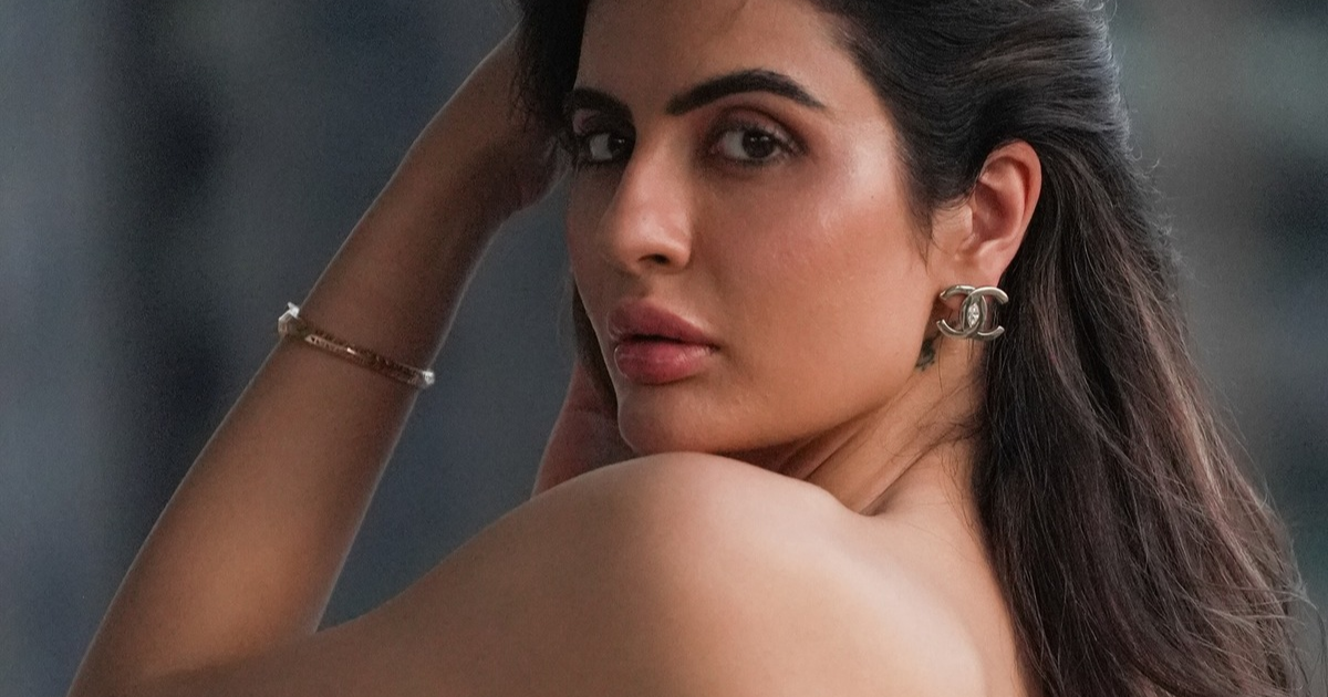 Deepti Sadhwani Ever So Captivating With Long Straight Hair Deepti Sadhwani Ever So Captivating With Long Straight Hair